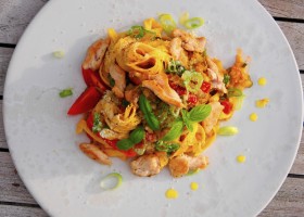 Zeleninové fetuccine s krůtím masem